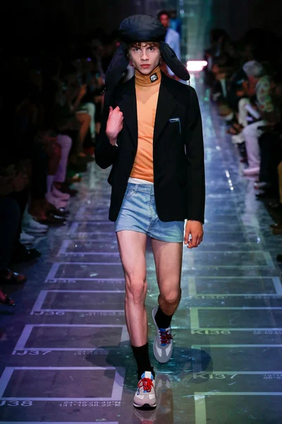 Look 10